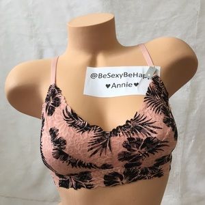 VS PINK MEDIUM LACE BRALETTE